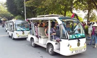 Đồng loạt dừng xe điện 4 bánh chở khách, lợi hay hại?