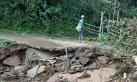 Cầu bị cuốn, ô tô lật do mưa lớn ở Nghệ An
