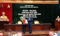  Phó trưởng ban thường trực Ban tổ chức T.Ư Nguyễn Thanh Bình trao quyết định cho đồng chí Nguyễn Long Hải. Ảnh : Duy Chiến
