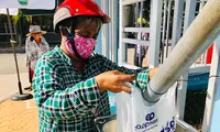 Người nghèo khó nhận gạo hỗ trợ từ ATM gạo do Tỉnh Đoàn Bình Thuận phối hợp với các đơn vị liên quan tổ chức