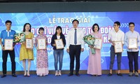 Anh Lê Quốc Phong, Ủy viên dự khuyết T.Ư Đảng, Bí thư thứ nhất T.Ư Đoàn trao giải Nhất cho các tác giả, nhóm tác giả đoạt giải Nhất