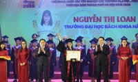 Ủy viên Bộ Chính trị, Bí thư Thành ủy Hà Nội Vương Đình Huệ và Bí thường trực T.Ư Đoàn, Chủ tịch T.Ư Hội LHTN Việt Nam Nguyễn Anh Tuấn trao thưởng vinh danh các thủ khoa xuất sắc tốt nghiệp năm 2020. Ảnh: Bảo Anh