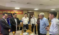 Tác giả trình báy công trình, sáng kiến vì giáo dục trước Hội đồng Giám khảo
