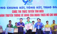 Anh Nguyễn Anh Tuấn, Ủy viên T.Ư Đảng, Bí thư thứ nhất T.Ư Đoàn, Chủ tịch T.Ư Hội LHTN Việt Nam trao giải Đặc biệt cho thầy giáo Cao Văn Nam. Ảnh: Lâm Đăng Hải