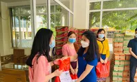 Chị Chu Hồng Minh, Bí thư Thành Đoàn Hà Nội trao 407 phần quà cho 407 bạn sinh viên Việt Nam và sinh viên Lào đang ở khu KTX Mễ Trì - Đại học Quốc gia Hà Nội.