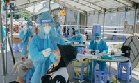 Thanh niên tình nguyện tại Bình Dương lấy mẫu xét nghiệm cho người dân