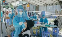 Thanh niên tình nguyện tại Bình Dương lấy mẫu xét nghiệm cho người dân