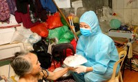 Các suất ăn được tận tay cho người lao động nghèo tại Thủ đô Hà Nội, trong giai đoạn 1 của chương trình Triệu bữa cơm - Hà Nội nghĩa tình. 