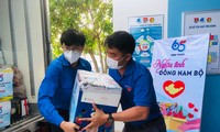 Bạn trẻ Bình Thuận bốc xếp các nhu yếu phẩm tiếp sức người dân Bình Dương