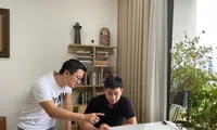 Đặng Vương Anh (bên phải) quyết tâm khai "mảnh đất" blockchain đầy mới mẻ và tiềm năng.