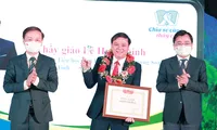 Anh Nguyễn Anh Tuấn, Bí thư thứ nhất T.Ư Đoàn (ngoài cùng bên phải) và Phó trưởng ban thường trực Ban Dân vận T.Ư Phạm Tất Thắng trao tặng phần thưởng cho thầy cô giáo tại lễ tuyên dương. Ảnh: Bảo Anh