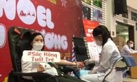 Nữ chiến sĩ công an hiến máu tại chương trình "Sắc hồng tuổi trẻ"