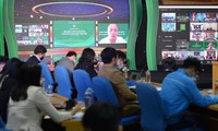 Các đại biểu trao đổi thông tin tại diễn đàn thanh niên nông thôn toàn quốc “Ứng dụng chuyển đổi số trong kết nối cung – cầu”. Ảnh: Dương Triều