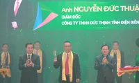 Ông Lê Minh Khái, Bí thư T.Ư Đảng, Phó Thủ tướng (bên trái); anh Nguyễn Anh Tuấn, Ủy viên T.Ư Đảng, Bí thư thứ nhất T.Ư Đoàn (bên phải) trao phần thưởng TOP 10 Doanh nhân trẻ khởi nghiệp xuất sắc 2021. ẢNH: BẢO ANH.