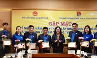 Bà Ngô Thị Minh, Thứ trưởng Bộ GD&ĐT trao tặng Kỷ niệm chương “Vì sự nghiệp giáo dục” cho cán bộ thuộc các ban, đơn vị T.Ư Đoàn. Ảnh: Bảo Anh