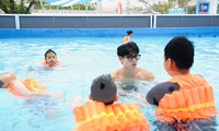 Kình ngư Hoàng Quý Phước dạy bơi miễn phí cho thiếu nhi trong Chiến dịch Hè tình nguyện