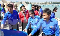 Bí thư T.Ư Đoàn Ngô Văn Cương thăm, tặng quà thanh niên tình nguyện trên đảo tiền tiêu Phú Quý