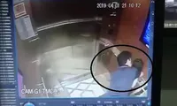 Ông Nguyễn Hữu Linh, cựu Phó Viện trưởng VKSND TP Đà Nẵng ôm hôn bé gái trong thang máy. 