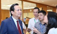 Bộ trưởng Đào Ngọc Dung trao đổi với PV. Ảnh Như Ý