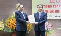 Bộ trưởng Nội vụ trao quyết định bổ nhiệm thứ trưởng Bộ Nội vụ Vũ Chiến Thắng (trái)