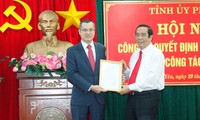 Phó Trưởng ban Thường trực Ban Tổ chức Trung ương Nguyễn Thanh Bình trao Quyết định của Bộ Chính trị, chuẩn y đồng chí Phạm Đại Dương, Phó Bí thư Tỉnh ủy, Chủ tịch Ủy ban nhân dân tỉnh Phú Yên giữ chức Bí thư Tỉnh ủy Phú Yên. Ảnh VGP