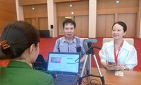 Cán bộ công an cấp định danh điện tử cho đại biểu ngay tại Nhà Quốc hội