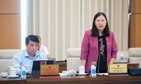 Phụ huynh &apos;trắng đêm&apos; xếp hàng nộp hồ sơ, có phải thiếu trầm trọng trường công? 
