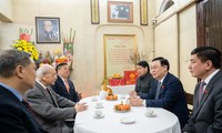 Chủ tịch Quốc hội Vương Đình Huệ thăm, chúc Tết gia đình các cố Chủ tịch Quốc hội