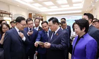 Chủ tịch Quốc hội Vương Đình Huệ thăm Trung tâm lập pháp Hồng Kiều
