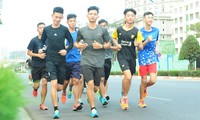 Các VĐV tập luyện trước ngày khởi tranh giải. Ảnh: Xuân Tùng