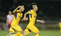 Hồ Tuấn Tài (phải) mở tỷ số cho SLNA.