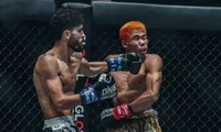 Võ sỹ Hà Lan trút &apos;mưa đòn&apos; lên nhà vô địch Kick-boxing Thái