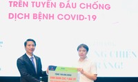 Bí thư Trung ương Đoàn Nguyễn Ngọc Lương trao tượng trưng số tiền 100 triệu đồng cho anh Nguyễn Hữu Tú, Phó chủ tịch kiêm Tổng Thư ký Hội Thầy thuốc trẻ Việt Nam, để chuyển đến 5 y, bác sỹ trẻ đã chiến đấu tâm dịch COVID-19 Hà Nội, Đà Nẵng.