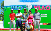Quang Trí (trái) và Đặng Minh (giữa) là những golfer đầy triển vọng