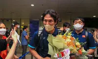 Thầy trò HLV Gong Oh-kyun &apos;nghẹt thở&apos; trong vòng vây người hâm mộ
