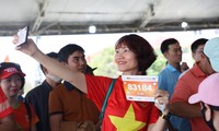 Runner hào hứng nhận race kit, sẵn sàng chinh phục Tiền Phong Marathon 2024 