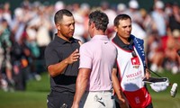 Xander Schauffele chúc mừng chiến thắng của Rory McIlroy 