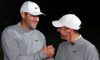 Scottie Scheffler và Rory McIlroy ăn mừng chiến thắng 