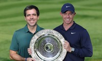 Rory McIlroy được trao giải thưởng "Người chơi xuất sắc nhất năm" bởi Javier Ballesteros