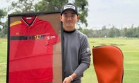 Chiếc áo đấu và túi gậy có chữ ký của Nguyễn Anh Minh, golfer nghiệp dư số 1 Việt Nam.