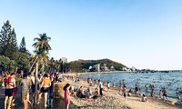 Người dân đổ xô đến biển Vũng Tàu để &apos;hạ hỏa&apos; mùa nắng nóng