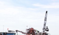 Cảnh khai thác cát trên sông Hồng. Ảnh: Đ.H