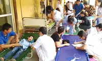Bệnh viện phải kê thêm giường ở hành lang và sân để khám, chữa cho học sinh. Ảnh: NT