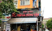 Lực lượng chức năng phong toả quán phở. Ảnh: M.Đ