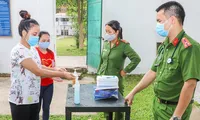 Hình ảnh người tạm giam, tạm giữ sát khuẩn ở Trại tạm giam Công an tỉnh Yên Bái. Ảnh: Đ.H