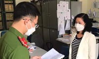 Cơ quan điều tra đọc lệnh bắt tạm giam bà Hiền. Ảnh: N.L