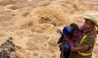 Bộ trưởng Bộ Công an biểu dương thượng uý dũng cảm cứu người giữa dòng nước lũ