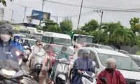 Đường phố 'vỡ trận', người dân Đà Nẵng chật vật đến công sở giữa mưa lớn
