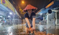 Người dân Đà Nẵng khốn đốn dọn đồ chạy ngập trong đêm