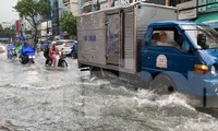 Đường phố biến thành sông, Đà Nẵng cho học sinh nghỉ học, sẵn sàng sơ tán dân
